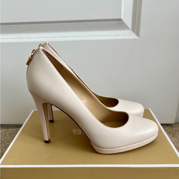 Michael Kors leather pumps in Light Cream, Size 8.5 - Picture 3 of 5